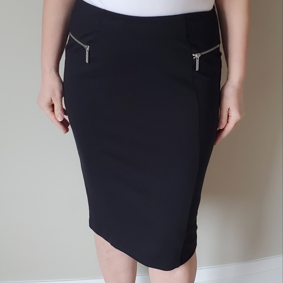 Michael Kors Elegant Black Skirt with Zipper Accents - Picture 2 of 10